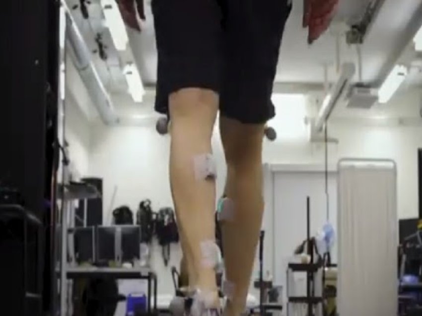 ​Burrit me Parkinson i vendoset implanti, tani ai mund të ecë 6 km pa probleme