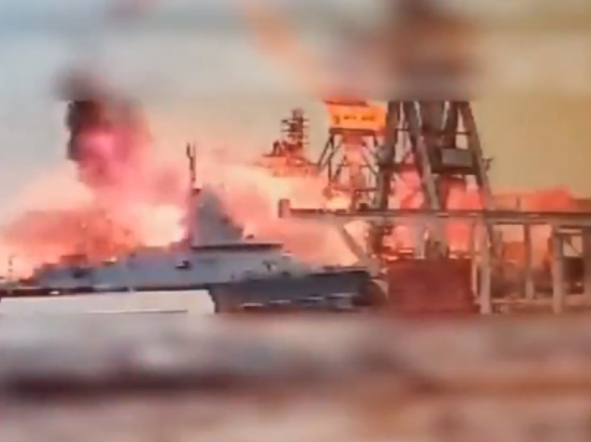 Pamje: Ukraina godet me dron anijen ruse në Krime