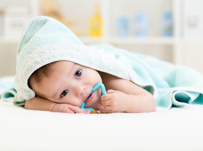 Si ta vendosni në gjumë foshnjën tuaj gjatë periudhës që po i dalin dhëmbët?