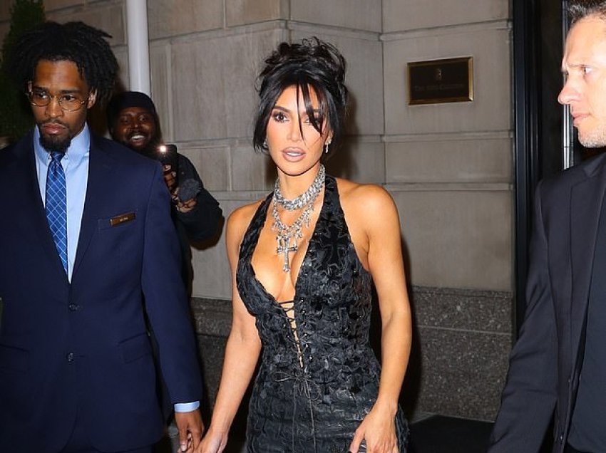 Kim Kardashian merr vëmendje me dukjen në një fustan të zi, thekson linjat e bujshme trupore
