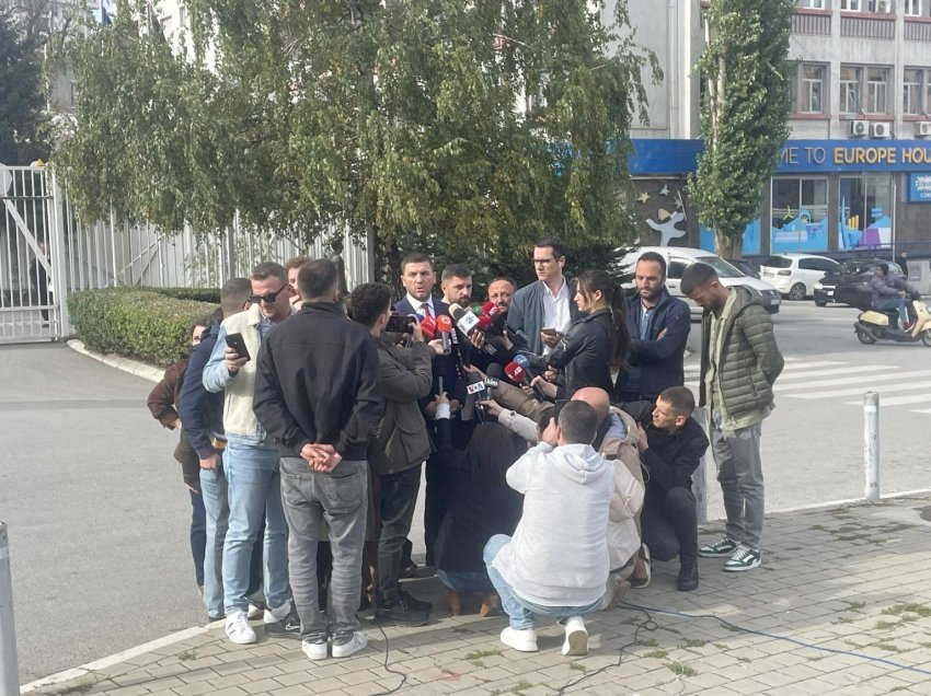Përfundon takimi, opozita tregon a ua prezantoi Lajçaku draftin e Asociacionit: “Dreqi” fshihet në detaje