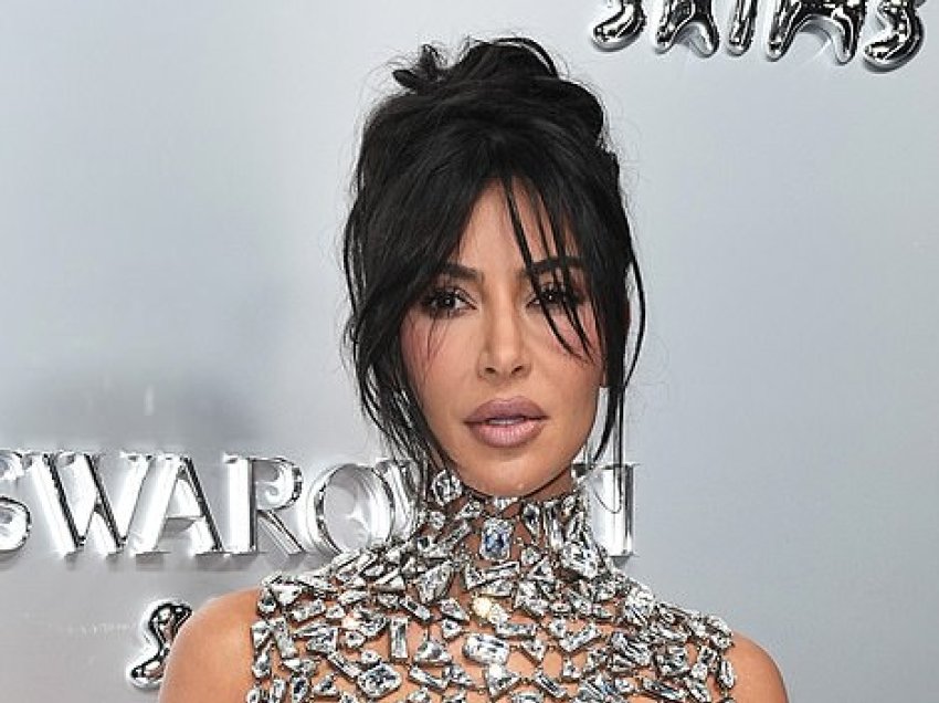 Kim Kardashian shfaq fizikun joshës me një kostum prej kristalesh për hapjen e dyqanit të ri të Swarovskit