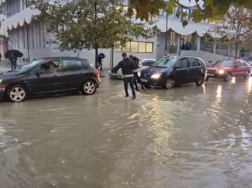 Rikthimi i reshjeve krijon probleme të shumta në Veri, bllokim rrugësh dhe banesa të mbushura me ujë në Mirditë