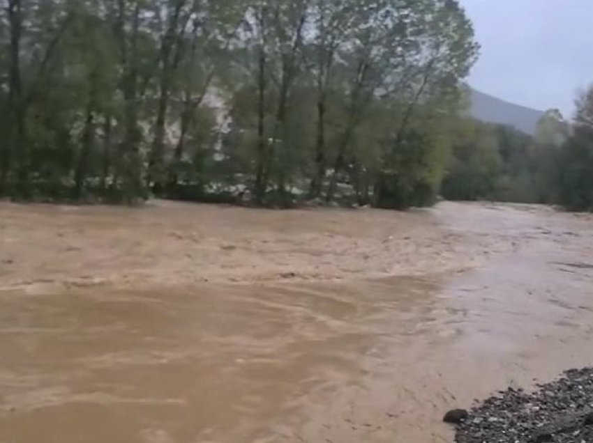 Moti i keq/ Rrezikohet përmbytja e banesave në Rrëshen, rënia e gurëve bllokon aksin Skuraj-Burrel