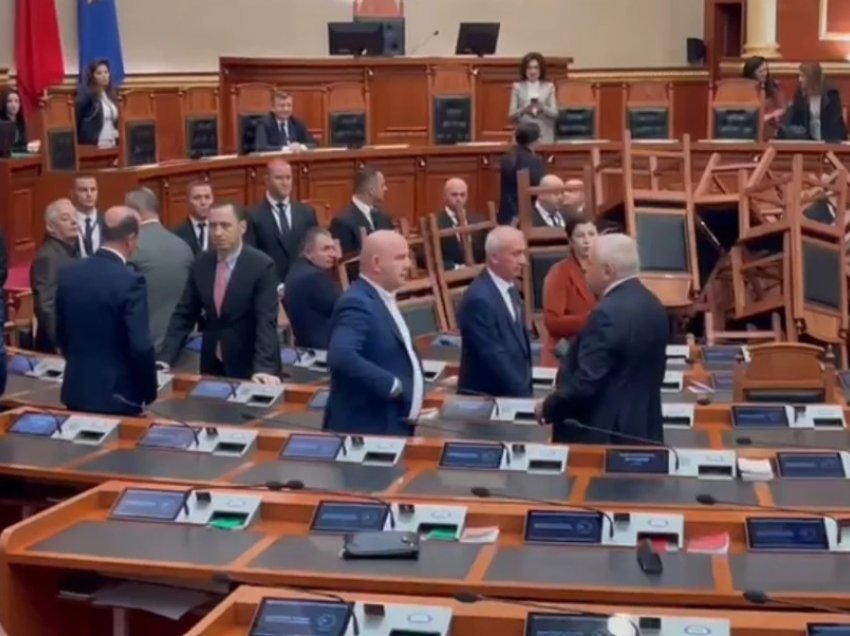 Sërish kaos në Kuvendin e Shqipërisë, opozita grumbullon karriget në foltore - Berisha hyn live në Facebook
