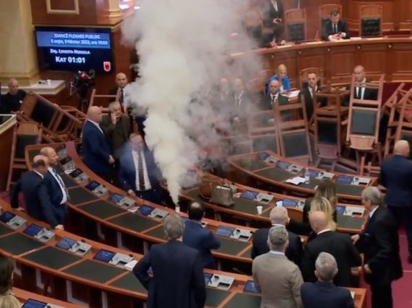 Kaosi në Parlament, mazhoranca kërkon masë disiplinore edhe për tre deputetë të tjerë të opozitës: Korreshi mori tymueset 