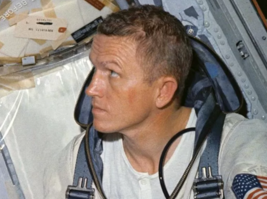 Vdiq astronauti që udhëhoqi misionin e parë drejt Hënës