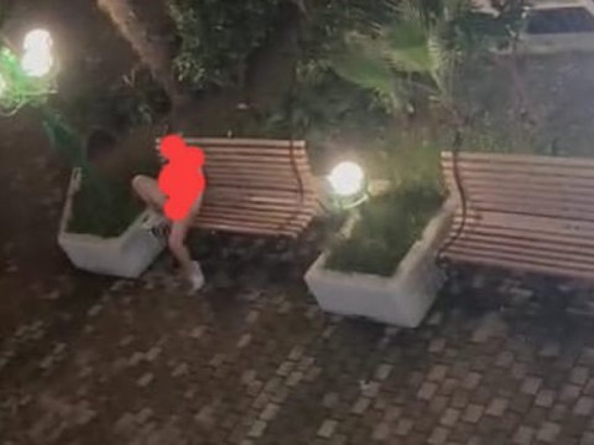 Shokuese në Vlorë, vajza e zhveshur filmohet duke u m*sturbuar në mes të parkut të qytetit
