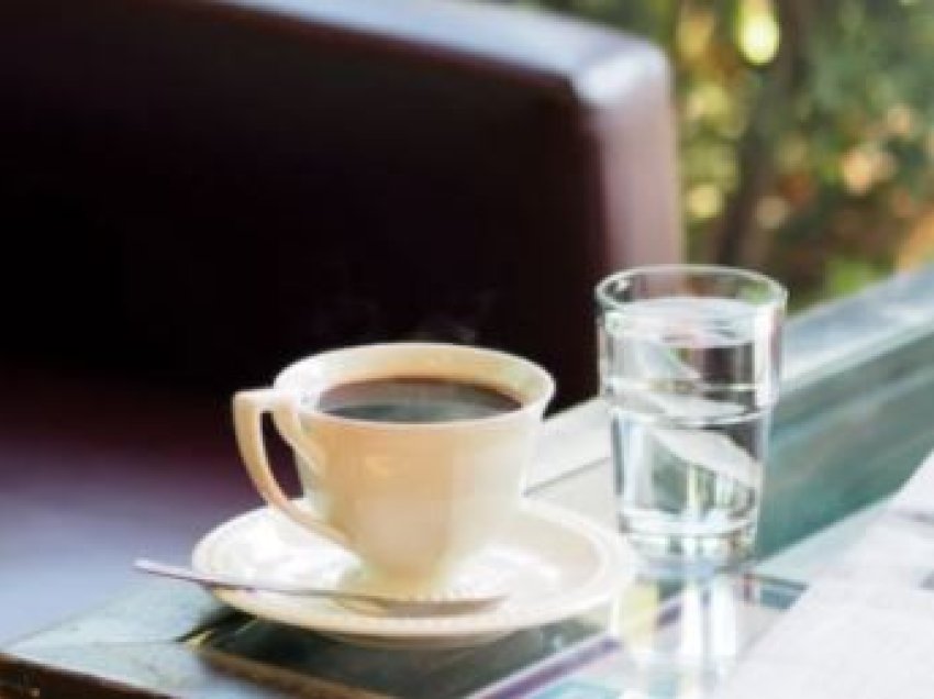 A duhet pirë kafja me një gotë ujë?