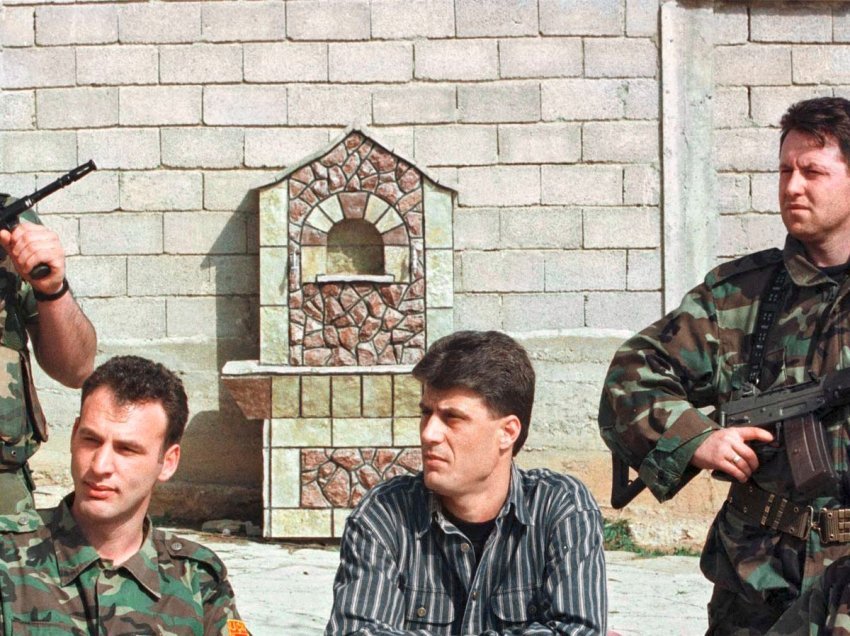 Detajet e papublikuara të Thaҫit gjatë luftës/ Nga mërgata e konfirmojnë: Askush nuk e zgjodhi si kreun e luftës së UҪK-së, ja ku i realizoi fotot me uniformë ushtarake