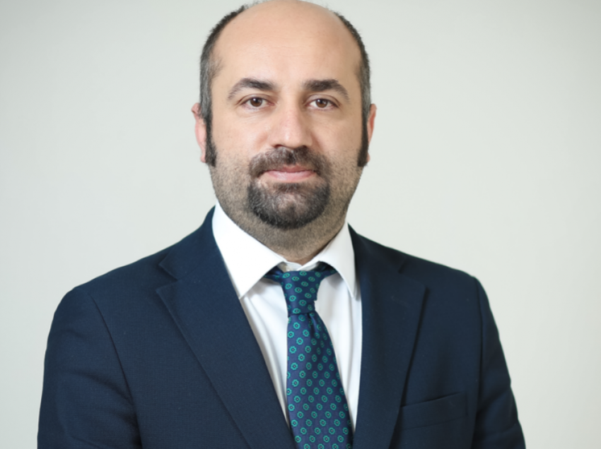 Drejtori i Investimeve Kapitale në Prishtinë reagon ashpër ndaj Muratit, e quan “këlysh të shefit” dhe “adoleshent”