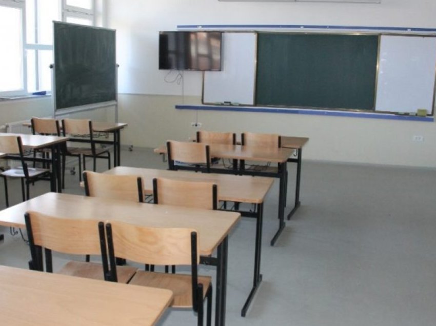 Shkollat po zbrazen, për tre muaj janë shpërngulur rreth 350 nxënës në Maqedoni