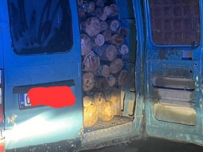 Policia ndalon një furgon që po barte drunjë ileaglisht nga Malet e Sharrit