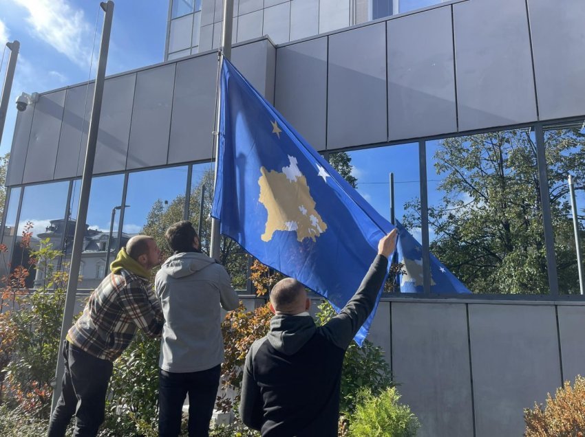 PSD-ja përleshet me Policinë, vendoset para Qeverisë flamuri i “cunguar” i Kosovës