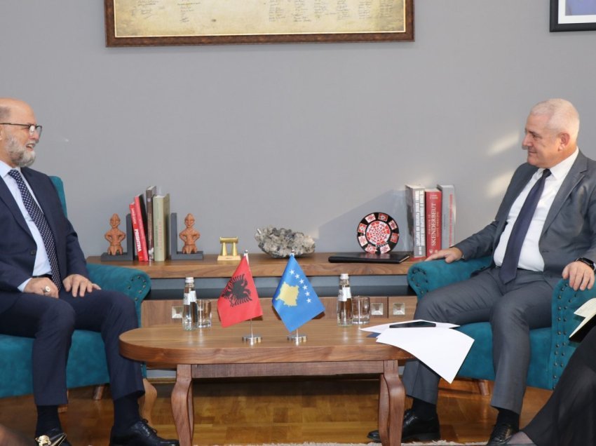 Ministri Sveçla priti në takim ambasadorin e Shqipërisë, Petrit Malaj