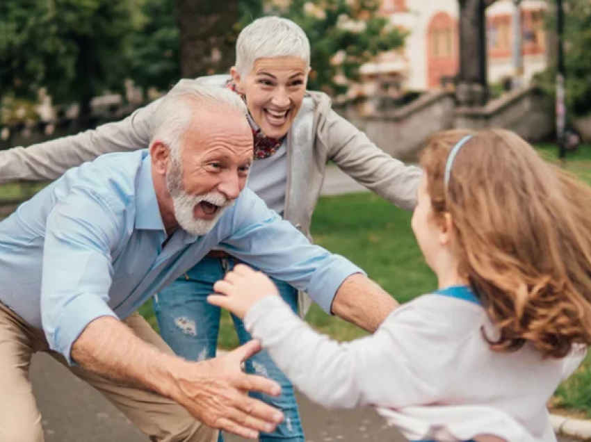 Fëmijët që kalojnë kohë me gjyshërit janë më të lumtur dhe të sigurt