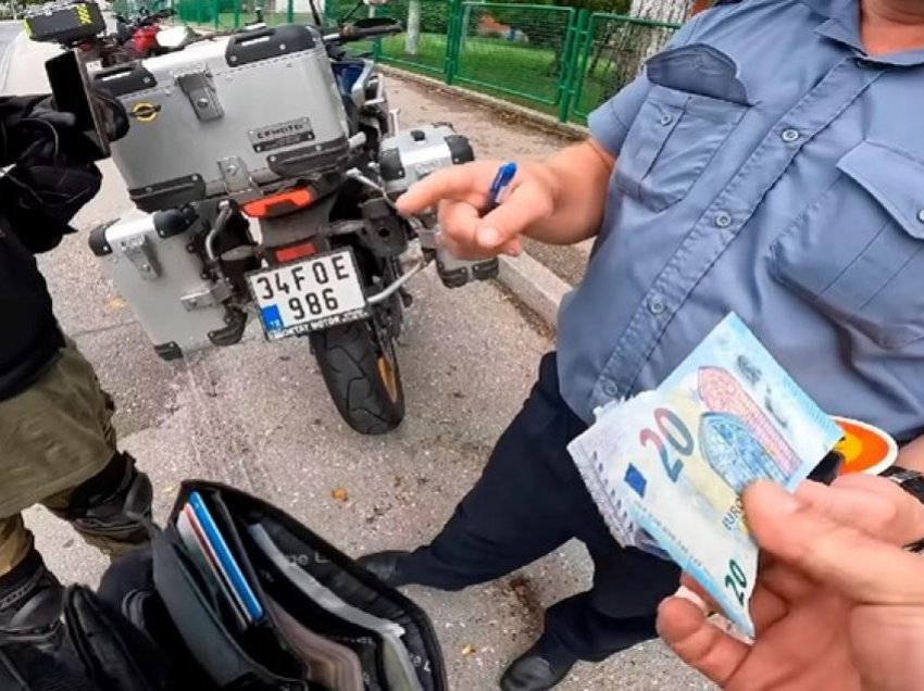 Turistët turq i dhanë 20 euro ryshfet një polici në Bosnje – ai vizatoi gjithçka për ta në një letër