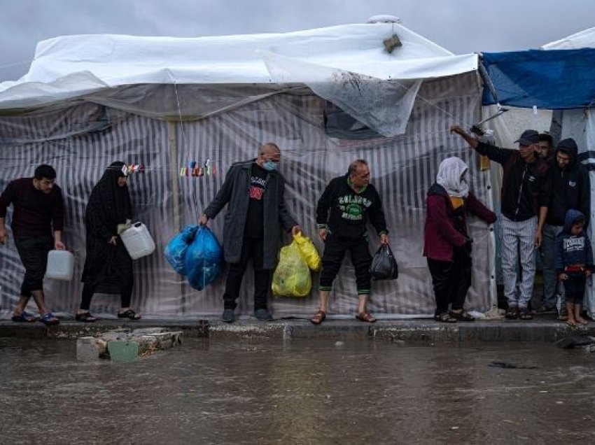 OKB: Reshjet e mëdha të shiut kthejnë strehimoret e Gazës në të pajetueshme