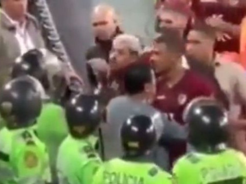 Policia peruane godet me shkopinj gome lojtarët e Venezuelës