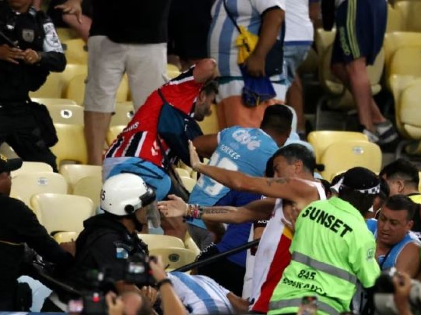 Argjentina e mposht Brazilin në një ndeshje ku shpërtheu dhuna mes tifozëve dhe policisë