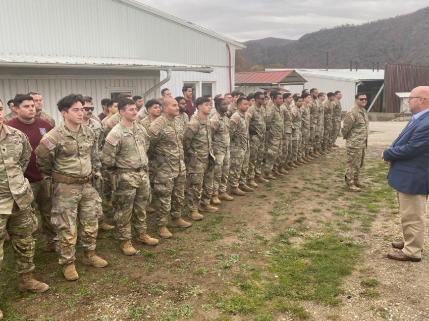 Hovenier viziton ushtarët amerikanë në Ditën e Falënderimeve, flet për lidhjet e forta Kosovë-ShBA