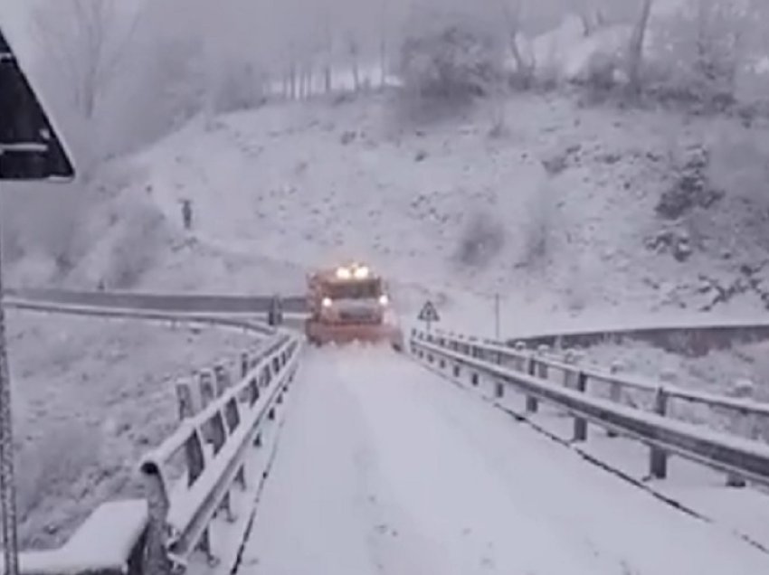 Kujdes ju qytetarë të Kosovës që ia mësyni Shqipërisë, rrugët drejt Kukësit të mbushura me borë! 