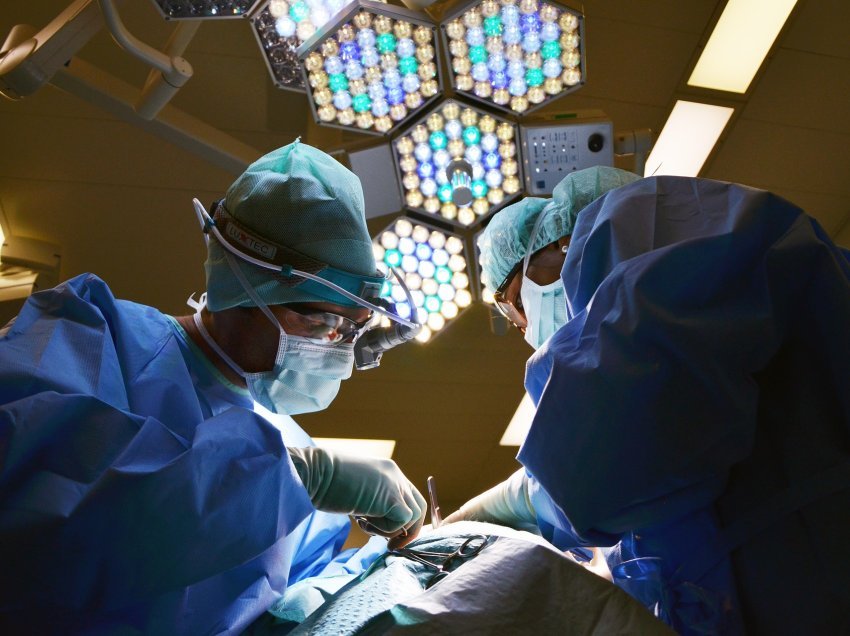 Ngacmoi një vajzë në ambientet e spitalit, dënohet kirurgu shqiptar