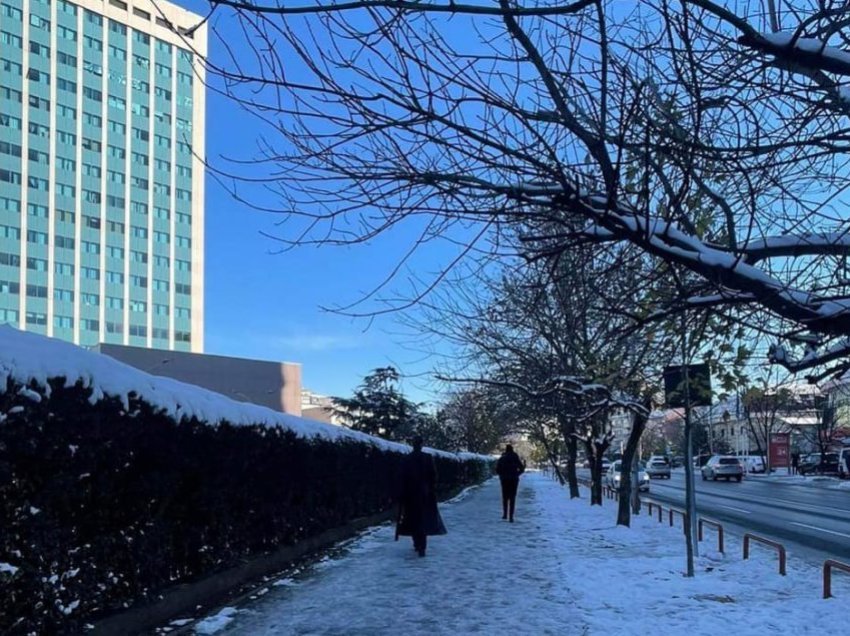 “Po testojmë sa munden qytetarët me ec në trotuare me akull” – këshilltari i Konjufcës ironizon me Komunën e Prishtinës për mospastrimin e trotuareve