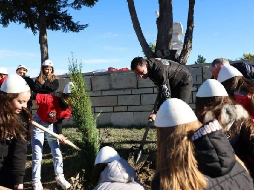 111 pemë nga 111 nxënës në 111-vjetorin e Pavarësisë së Shqipërisë, Veliaj: Patriot është ai që kontribuon për qytetin
