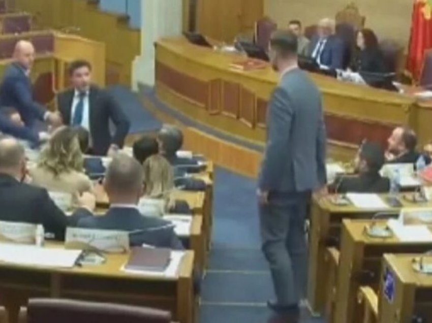 Tensione në Kuvendin e Malit të Zi, “përplasje” ndërmjet një deputeti dhe ish-kryeministrit Abazoviq
