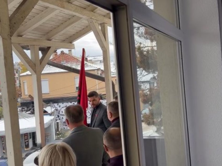 Flamuri shqiptar vendoset në objektin e KKSH-së në Bujanoc