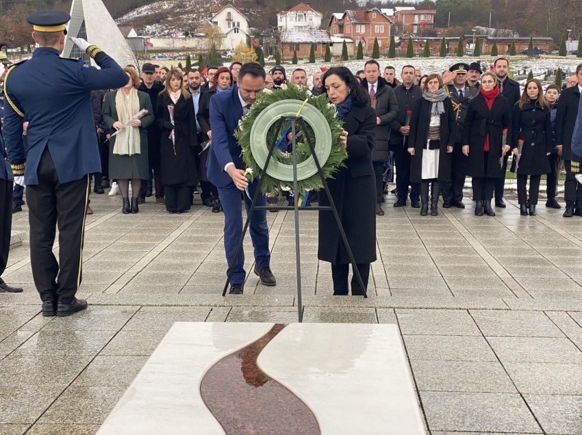 Osmani bën homazhe në Prekaz, jep mesazhin e rëndësishëm për shqiptarët
