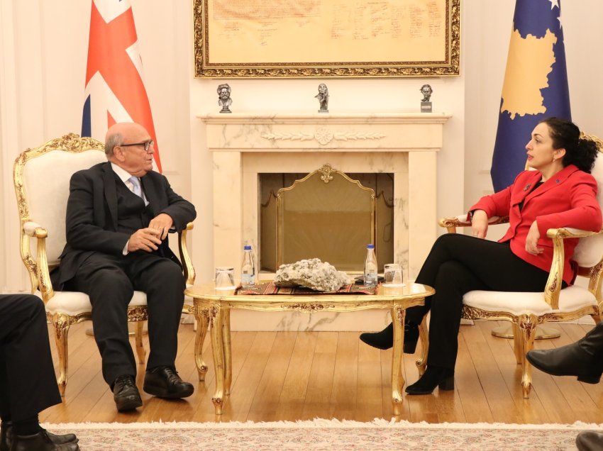 Emisari britanik në Kosovë, kërkon zbatimin e marrëveshjes në takimin që pati me Osmanin dhe Kurtin