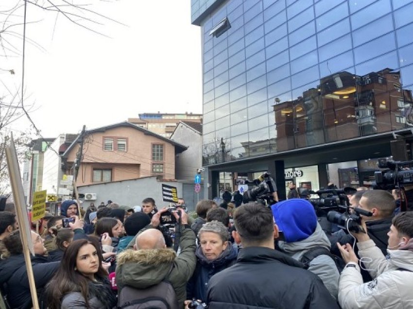 ​Trendafilova pritet me protesta në Prishtinë