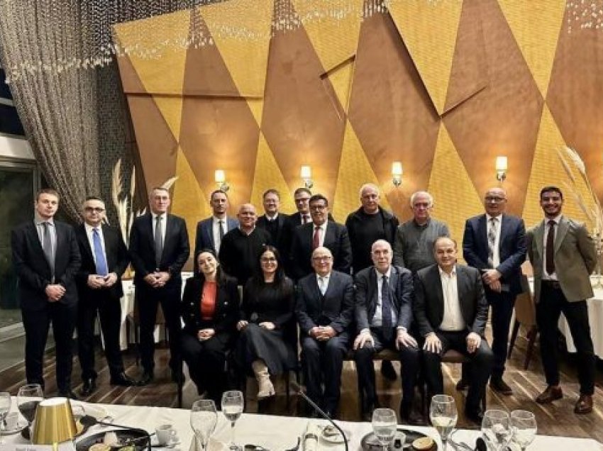 Emisari britanik i bën bashkë në darkë përfaqësuesit e partive politike me përfaqësues nga komuniteti serb