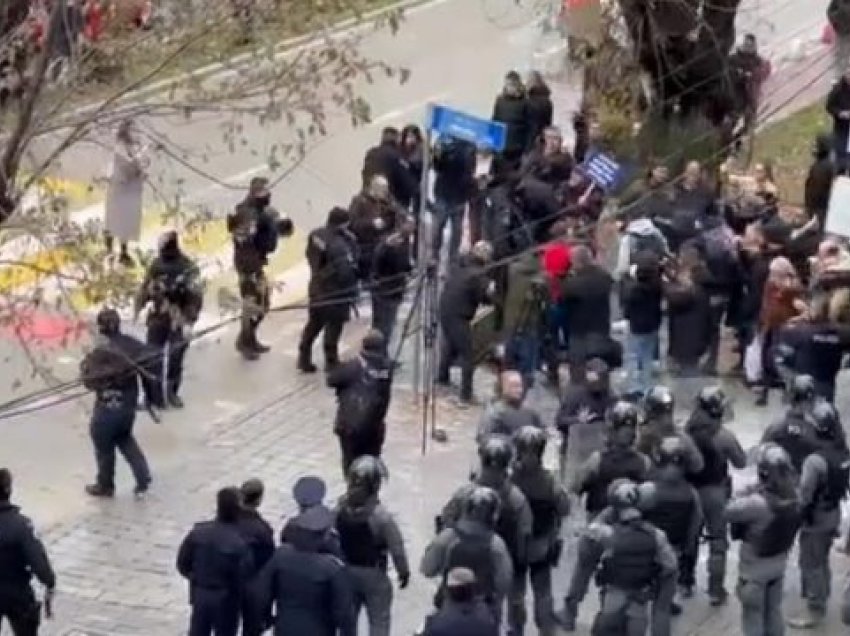 Policia për protestën e PSD-së: Hodhën mjete plasëse-tymuese drejt zyrtarëve