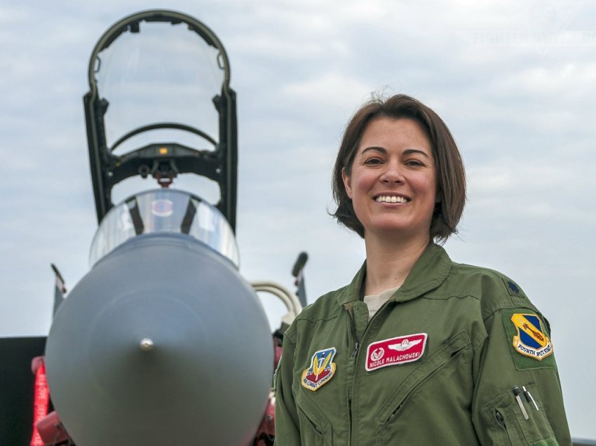 Nicole Malachowski, pilotja amerikane që bombardoi Serbinë për 200 orë rresht
