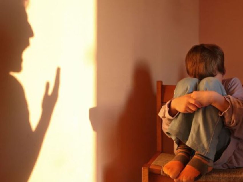 Kujdes kur i bërtisni fëmijëve, është aq e dëmshme sa abuzimi seksual ose fizik