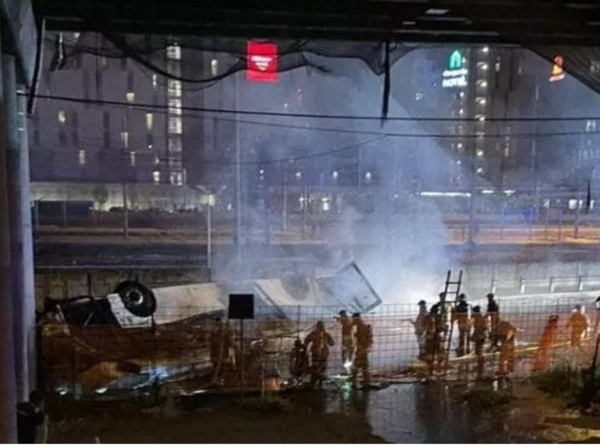 Tragjedi në Itali: Autobusi bie nga mbikalimi në shinat e trenit dhe shpërthen në flakë, të paktën 20 viktima