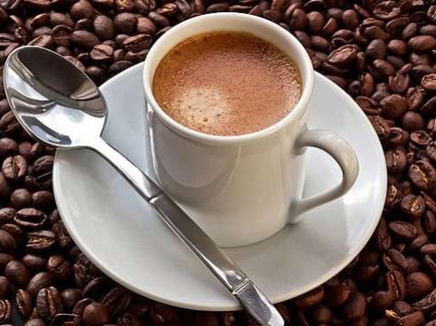Mënyra më e rrezikshme e konsumimit të kafesë, sipas mjekëve