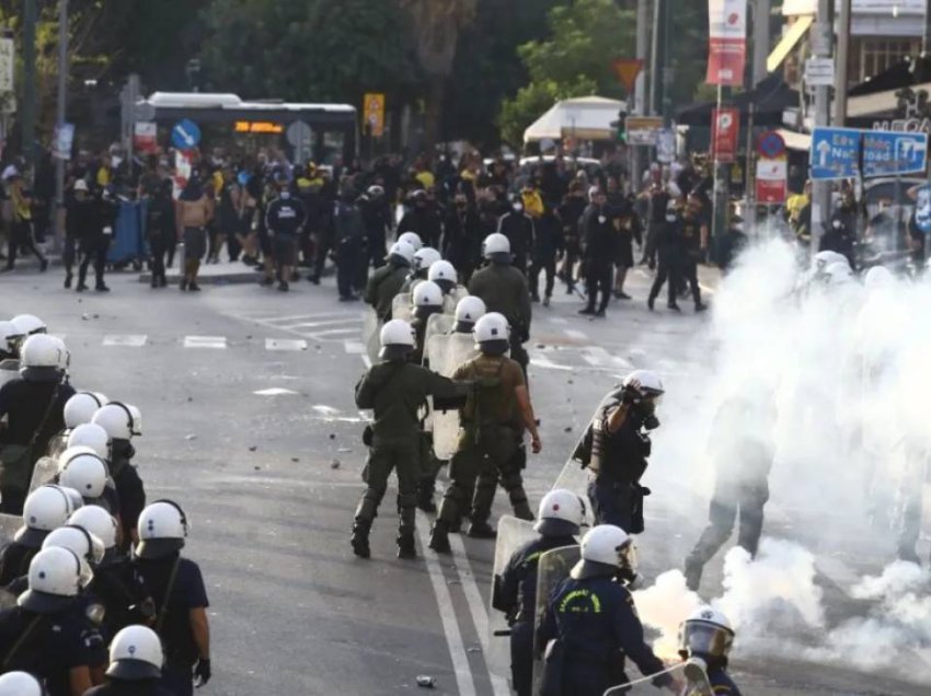 Tension në AEK - Ajax, policia prish planet e ultrasve grek