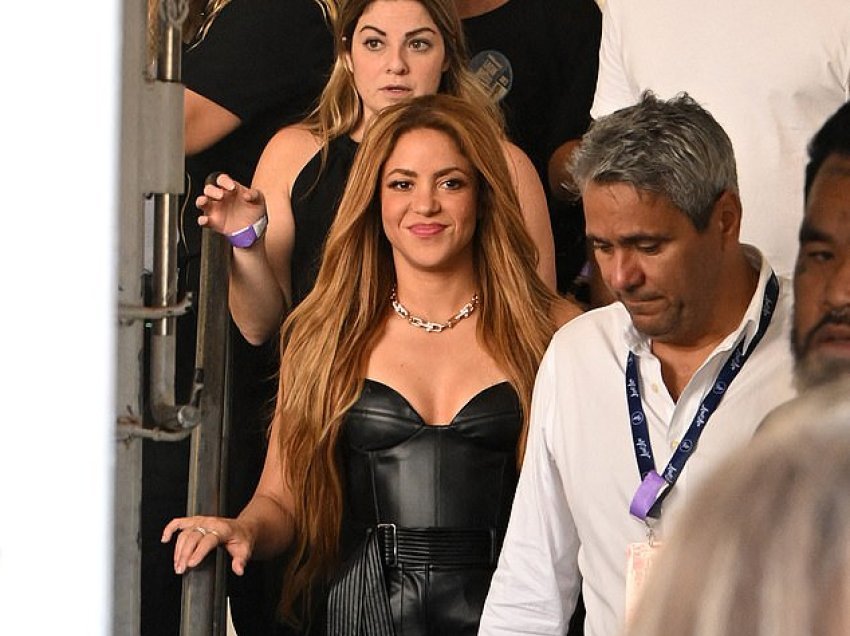 Shakira mahnit me paraqitjen në Miami e veshur me të zezë