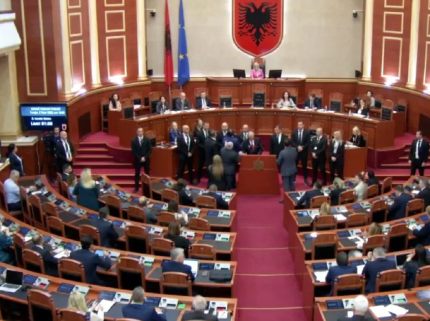 LIVE: Tensione në Kuvendin e Shqipërisë, Kosova “mollë sherri”