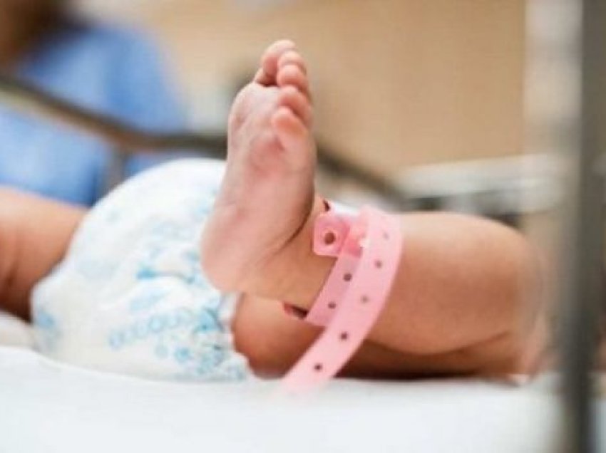 Foshnja 9-ditëshe vdes në spital, prindërit kallëzojnë drejtoreshën e QSUT