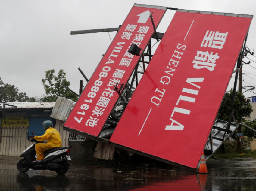 Tajfuni Koinu përfshin Kinën, paralajmërim për erëra të forta dhe reshje të dendura shiu