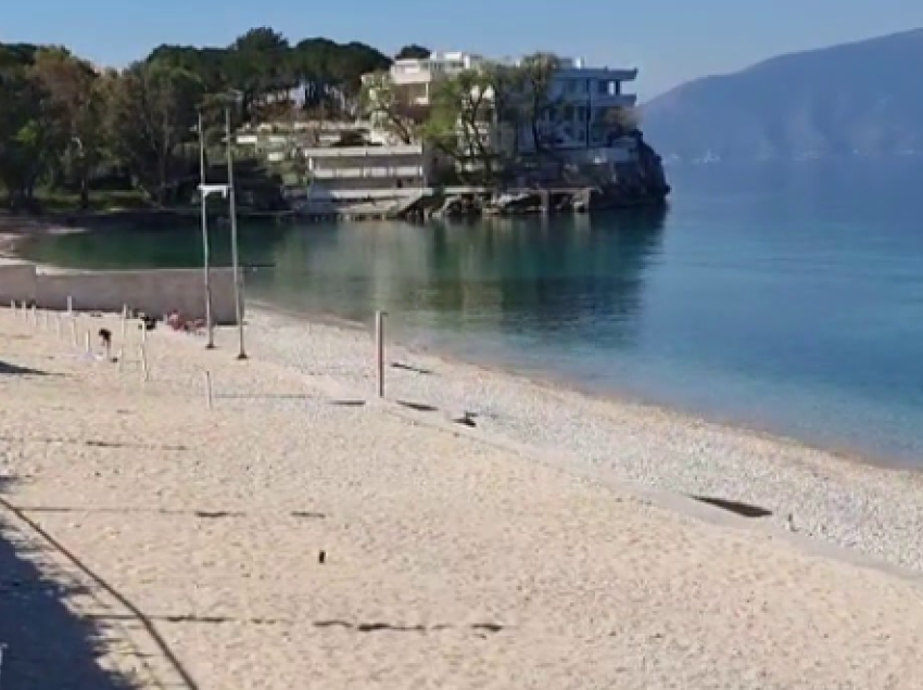 Plazhi i tetorit/ Bregdeti i Vlorës plot me pushues vendas dhe të huaj