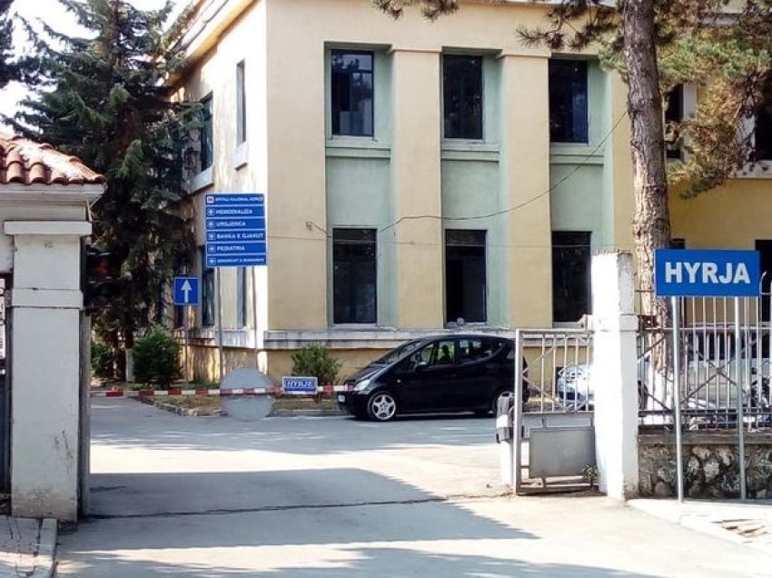 E rrahën mbi 10 veta, 14 vjeçari transportohet në Tiranë