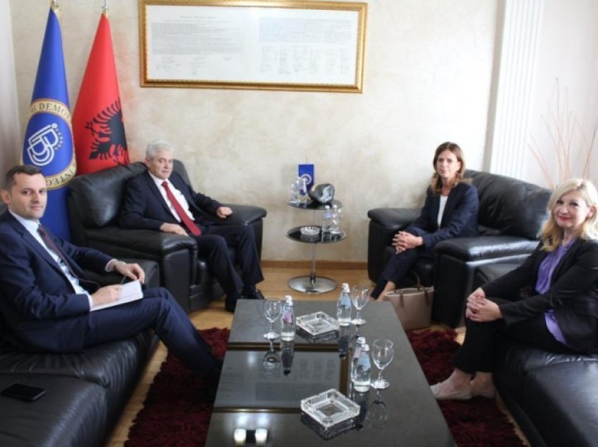 Ahmeti takohet me ambasadoren e Zvicrës, në fokus integrimi evropian