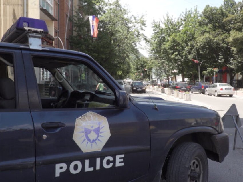 Policia e ndalon një serb në veri për shkak të një fotografie me armë në rrjete sociale, e verifikon nëse e ka atë