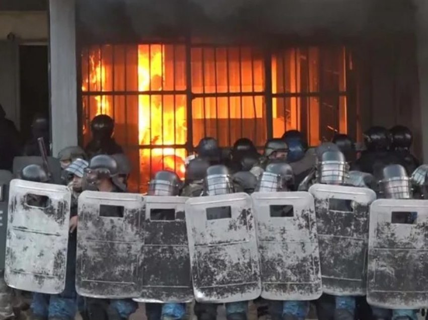 Të burgosurit marrin peng rojet në një burg të Paraguajit – i vënë zjarrin dhe sulmojnë policinë